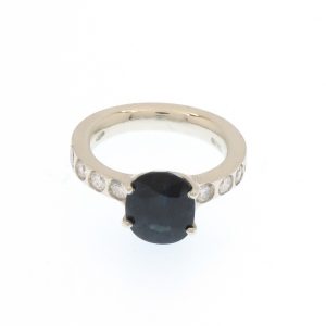 Anello in oro bianco 9k con zaffiro blu