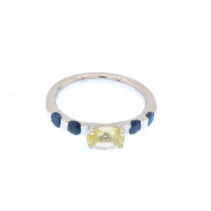 Anello in oro bianco 9k con zaffiro giallo e zaffiri blu