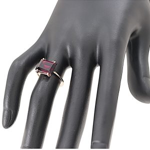Anello in oro rosa 9K con granato taglio baguette