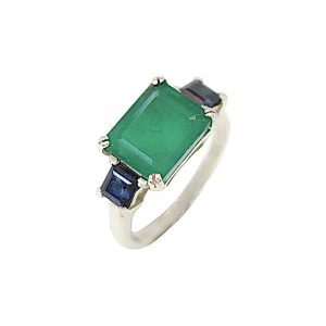 Anello in oro bianco con smeraldo verde e zaffiri blu