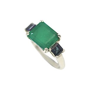 Anello in oro bianco con smeraldo verde e zaffiri blu
